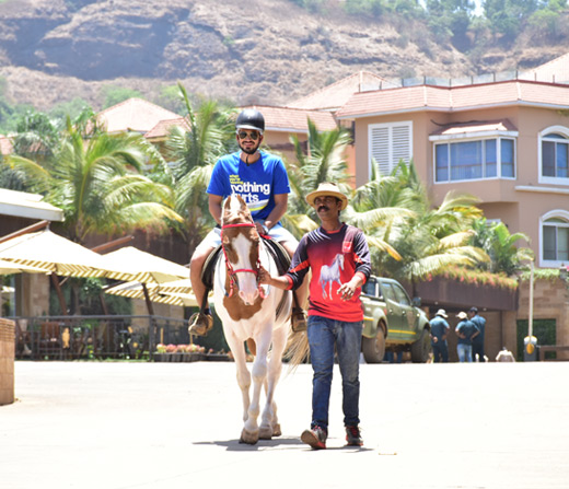 Do Horse Trotting at Della Adventure