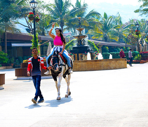 Do Horse Trotting at Della Adventure