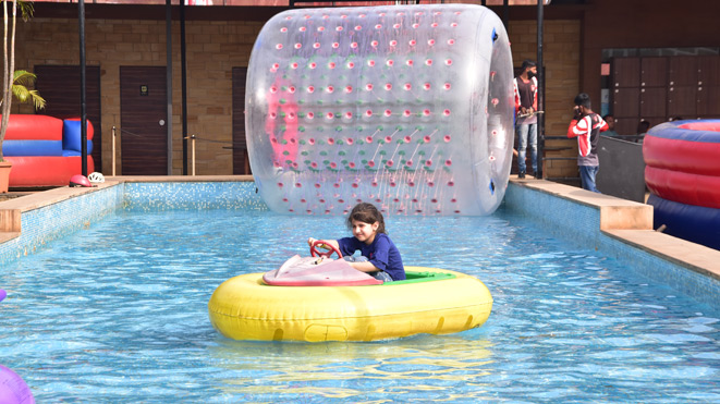 Let your children enjoy Bumper Boat at Della