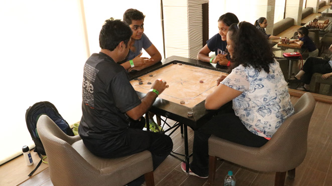 Play Carrom with your friends at Della
